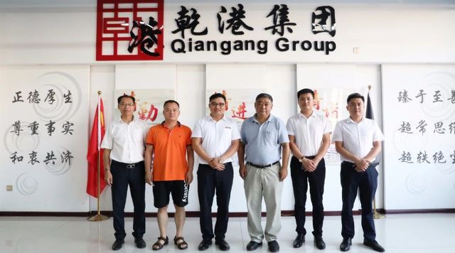 集團領(lǐng)導(dǎo)與蒞臨專家合影